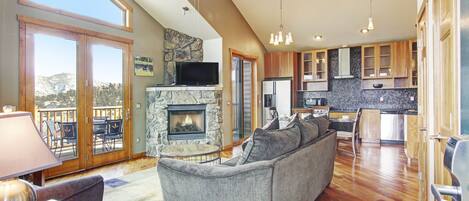 Condo, 2 chambres | Aire de séjour | Téléviseur