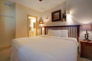 1 habitación, escritorio y espacio para trabajar con laptop