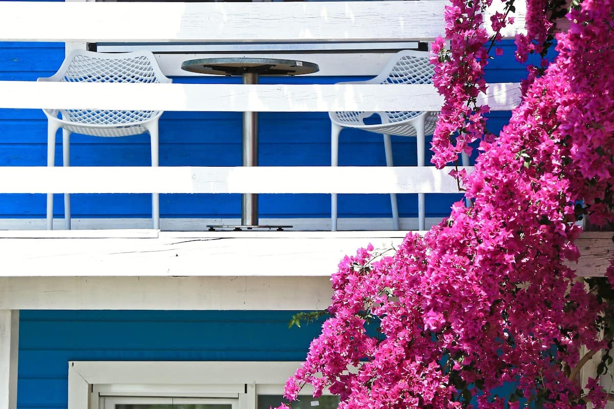 Un edificio de dos pisos con un balcón y una ventana.