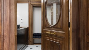 Puiset ovet, joissa on peili ja teksti ”Gramsci Suites & Apartments”.