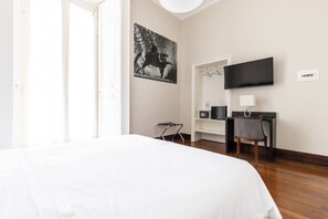 Standard Double Room | Minibar, in-room safe, desk, blackout drapes - Gramsci Suites (Naples)