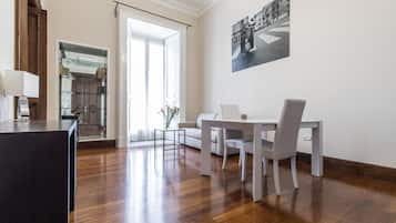 Apartamento, 1 cama King e sofá-cama | Área de estar | TV de tela plana
