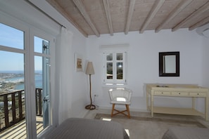 3 bedrooms, in-room safe, iron/ironing board, free WiFi