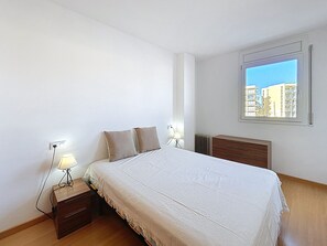 2 bedrooms, iron/ironing board, free WiFi