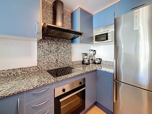 Kühlschrank, Mikrowelle, Ofen, Wasserkocher mit Kaffee-/Teezubehör