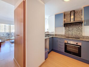 Fridge, microwave, oven, coffee/tea maker - R. Marine II 231 - Piso con piscina, Roses (Rosas / Roses)