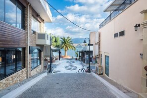 Property grounds - Seafront Τown Ηouse - sleeps 6 - 5min walk to the beach (Sitia)