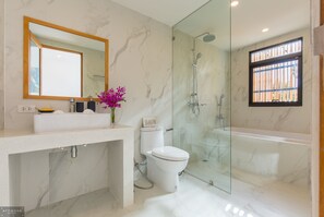 Bathtub, rainfall showerhead, hair dryer, towels - Lux 3 bedroom Villa Anagata - near fishing village (ko Samui)