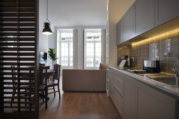 Een koelkast, een magnetron, een kookplaat, een vaatwasser