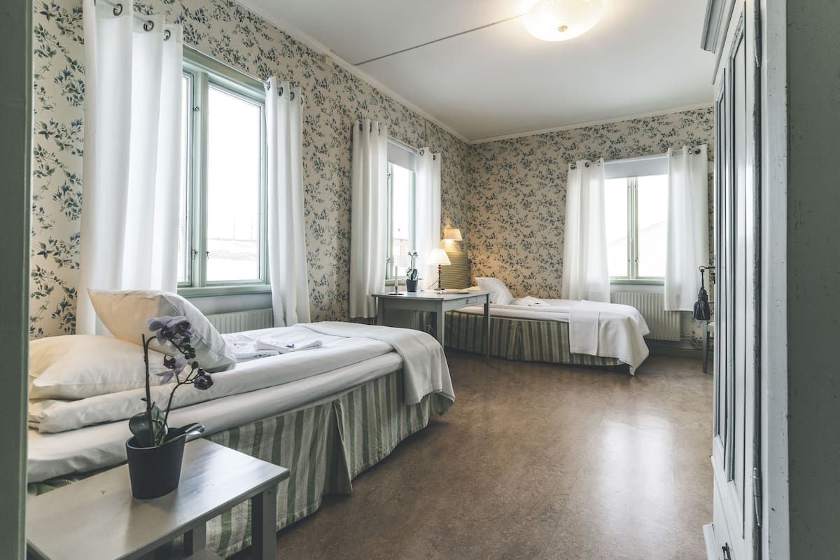 Tvåbäddsrum (Hotel) | Skrivbord, mörkläggningsgardiner, strykjärn/strykbräda och extrasängar