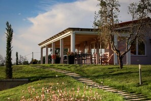 S'hi serveixen sopars i plats de cuina local 