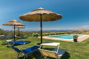 Piscina a l'aire lliure i gandules 