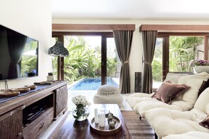 Villa luxueuse, 2 chambres, piscine privée | Salle de séjour | Téléviseur connecté, Netflix, lecteur de DVD, films payants