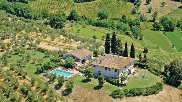 A two-story house with a swimming pool, surrounded by lush greenery and rolling hills. - Nice home in Barberino Val d'Elsa (Barberino Val d'Elsa)