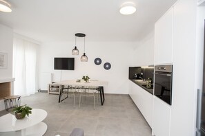 Kjøleskap, ovn, oppvaskmaskin og kaffetrakter/tekoker