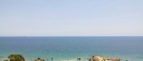 在海滩、沙滩椅、沙滩毛巾