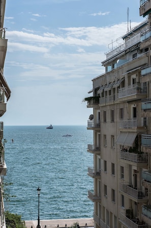 Un palazzo alto con balconi affacciati su un corso d'acqua.
