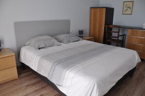 3 slaapkamers, een strijkplank/strijkijzer, reisbedje, gratis wifi