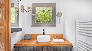 Dusj, hårføner, håndklær og toalettpapir