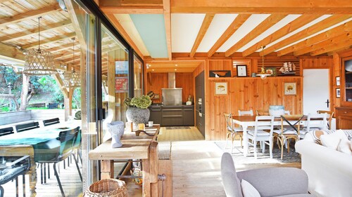 Wunderschöne charmante Holzvilla mit Pool, zwischen Becken und Meer