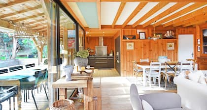 Wunderschöne charmante Holzvilla mit Pool, zwischen Becken und Meer