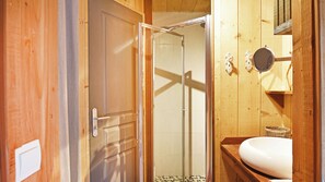 Dusche, Haartrockner, Handtücher, Toilettenpapier