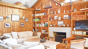 Fernseher, Kamin, DVD-Player, Bücher