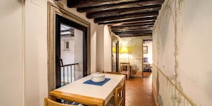 Apartment, 1 Schlafzimmer, Nichtraucher | Essbereich im Zimmer