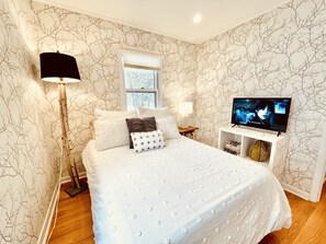 2 chambres, bureau, fer et planche à repasser, lit parapluie