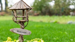 A rustic wooden signpost with a 'Welcome' sign and a birdhouse structure. - Agriturismo Dolceluna (Milan)