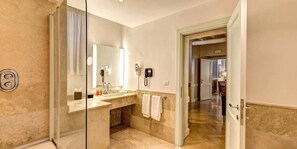 Suite, 1 slaapkamer | Badkamer | Een bad/douchecombinatie, een diep bad, een regendouche