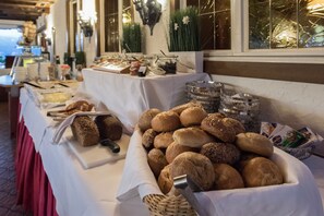 Sudah termasuk sarapan prasmanan setiap hari