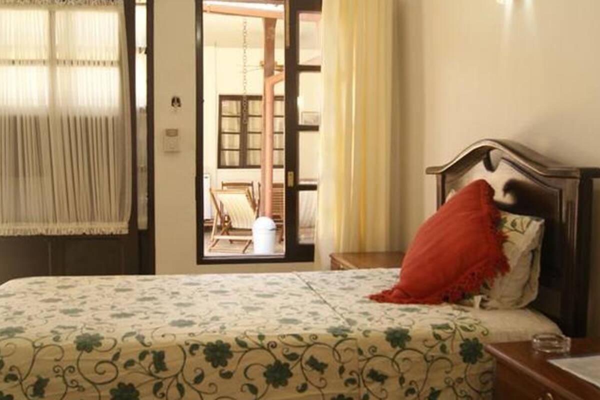 Habitación doble, baño compartido (A/C) | Escritorio y ropa de cama