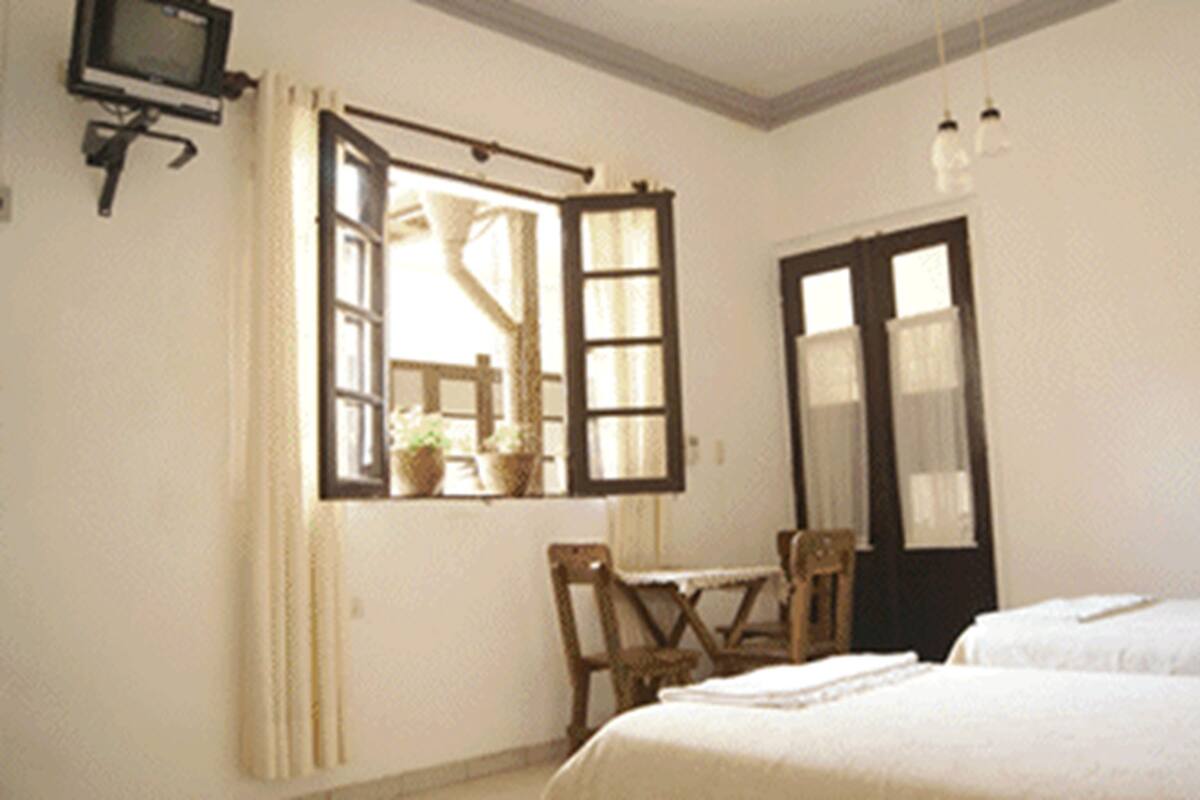 Escritorio y ropa de cama
