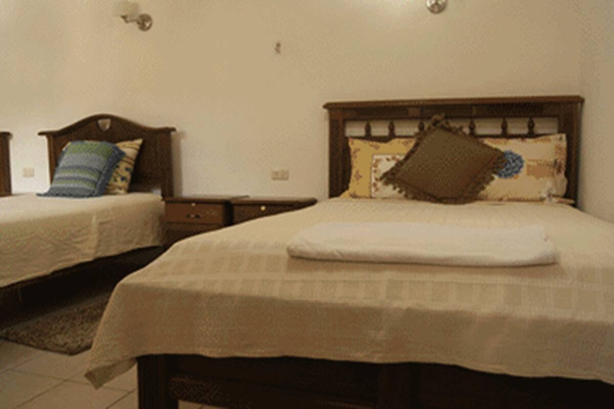 Habitación con 2 camas individuales, 2 camas individuales, baño compartido (A/C) | Escritorio y ropa de cama