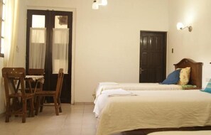 Escritorio y ropa de cama