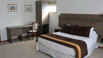 Minibar, caja de seguridad en la habitación y escritorio