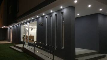 Fachada de la propiedad por la tarde o noche