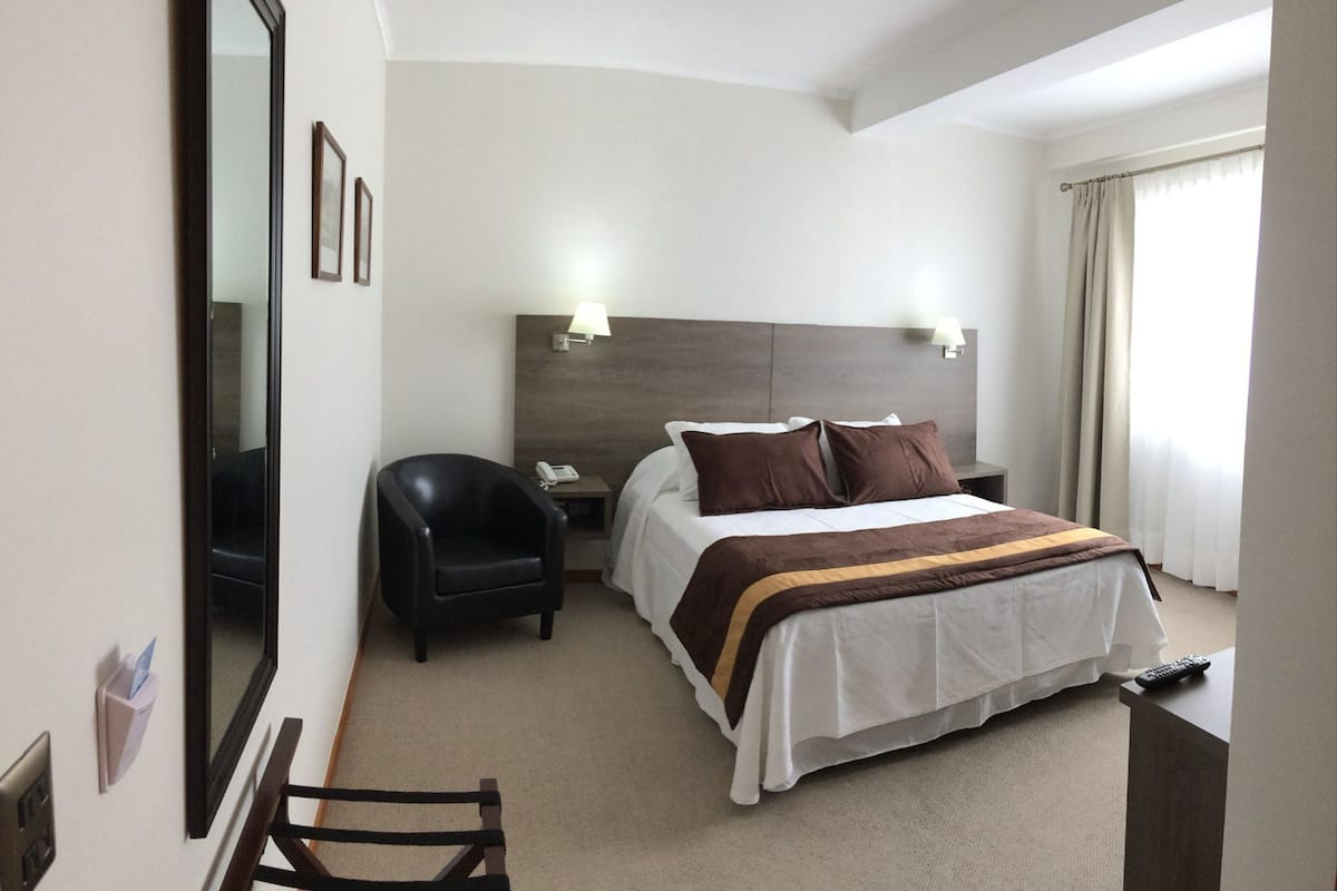 Minibar, in-room safe, desk, iron/ironing board