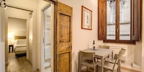 Apartment, 2 Schlafzimmer, Nichtraucher | Essbereich im Zimmer