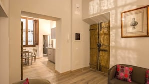 Una sala de estar con sofá y un comedor con mesa y sillas.