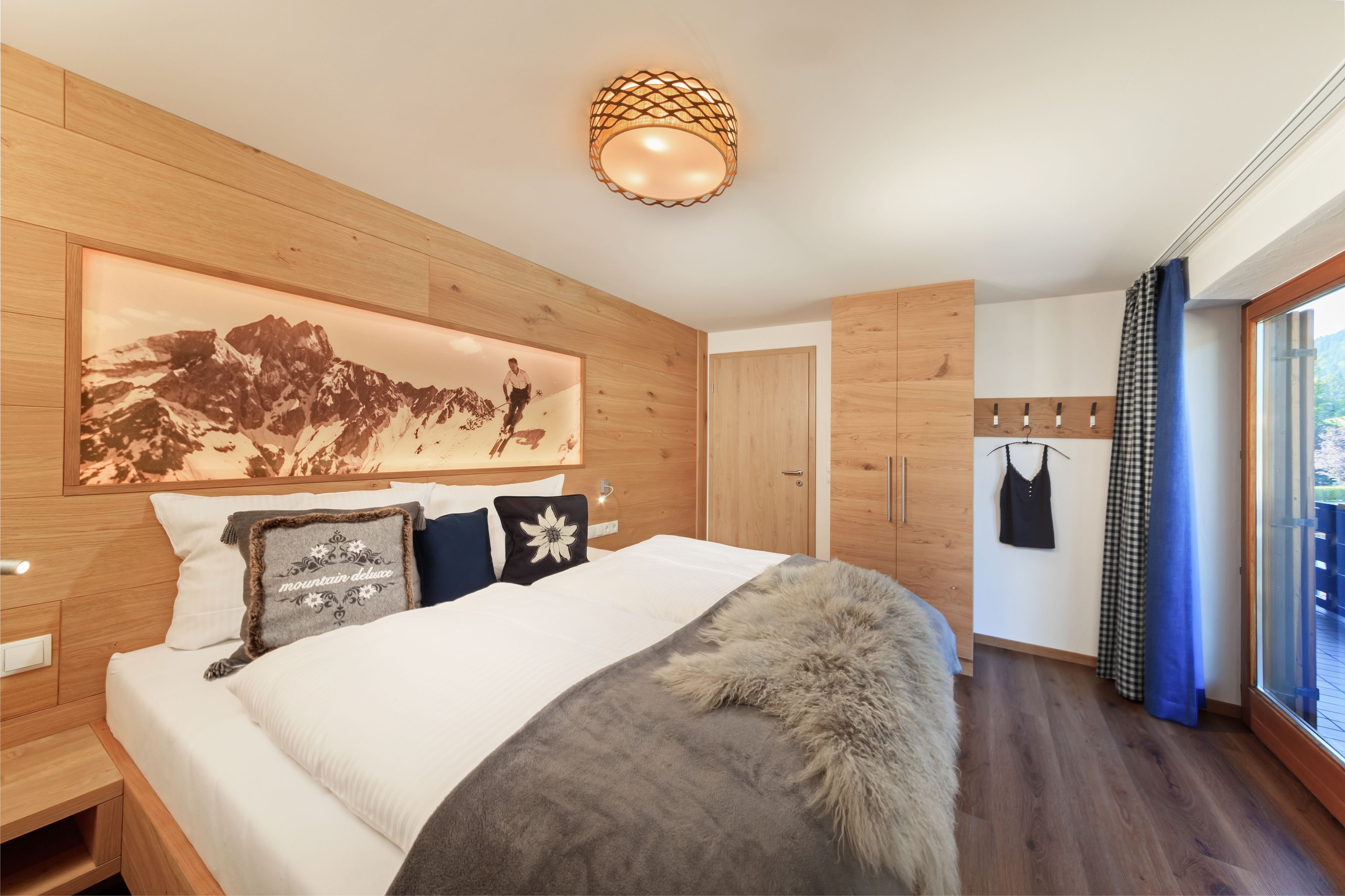 Cofres nos quartos, cortinas blackout, ferros/tábuas de passar roupa