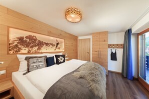 Zimmersafe, Verdunkelungsvorhänge, Bügeleisen/Bügelbrett