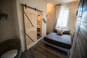 Premium bedding, minibar, desk, soundproofing - Home Village BB (Polignano a Mare)
