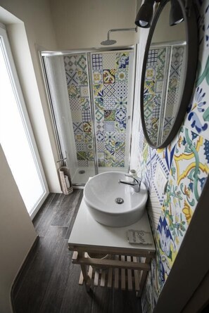 Dusj, regndusjhode, toalettartikler (inkludert) og hårføner