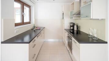 Apartment (4) | Private kitchen | Full-sized fridge, microwave, oven, stovetop
