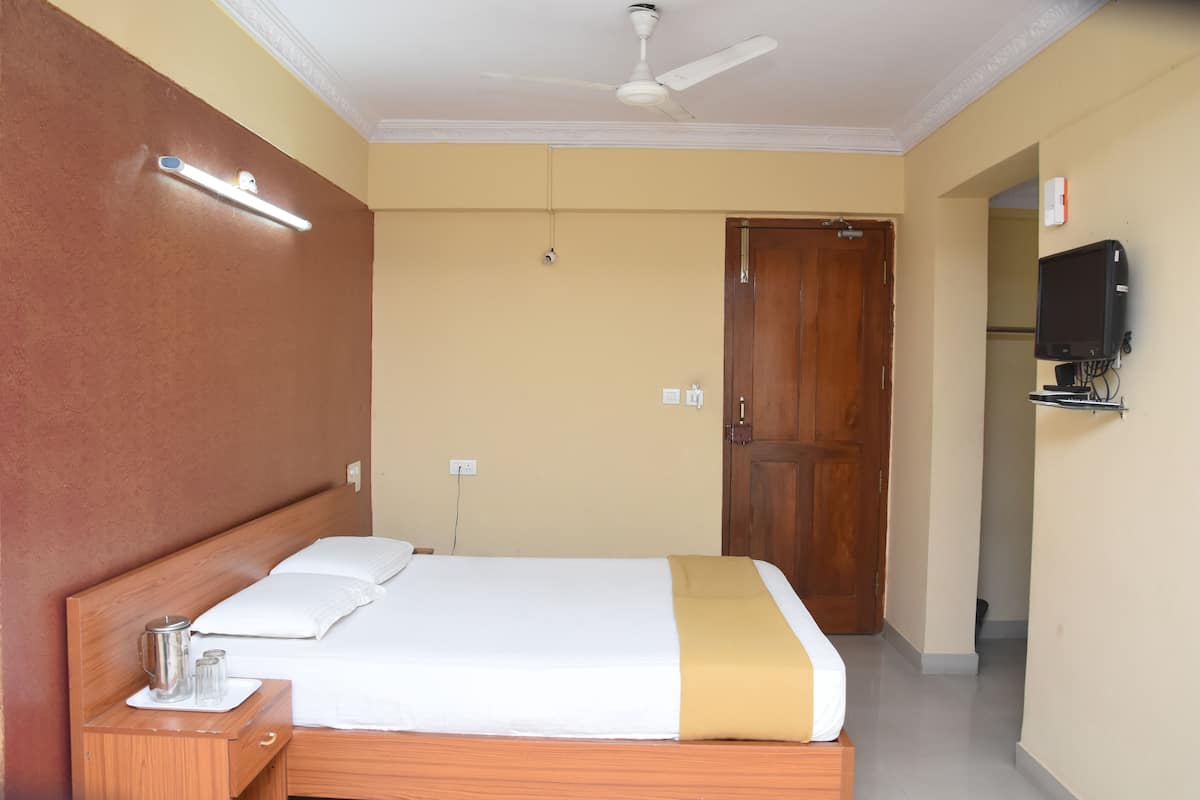 Habitación doble Deluxe, 2 camas matrimoniales, para fumadores | Ropa de cama de alta calidad y caja de seguridad en la habitación