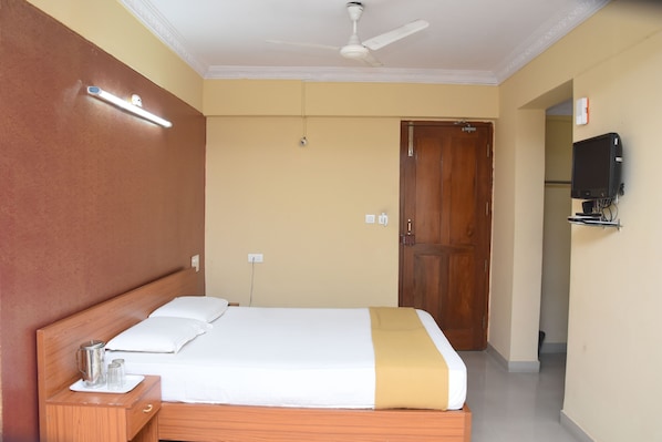 Habitación doble Deluxe, 2 camas matrimoniales, para fumadores | Ropa de cama de alta calidad y caja de seguridad en la habitación 