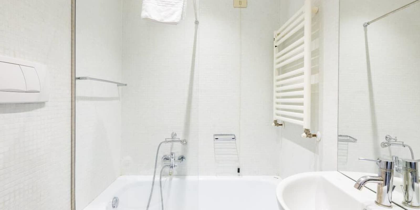 Un baño moderno con bañera, lavamanos y ducha.