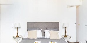 Apartment, 2 Bedrooms | 2 bedrooms, individually decorated, individually furnished, desk - Piazza Farnese 2 bdr esclusive view (Rome)